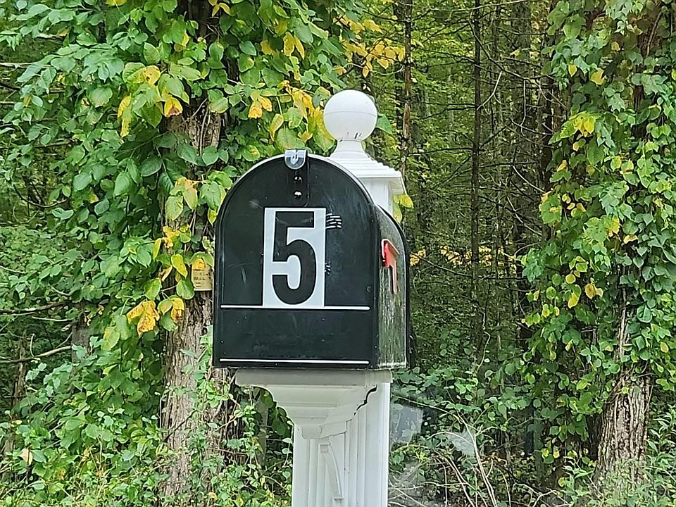 2nd image of 5 Whiffletree Ln