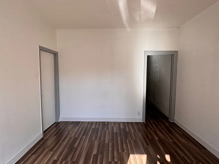 807 W 43rd St — Photo 33