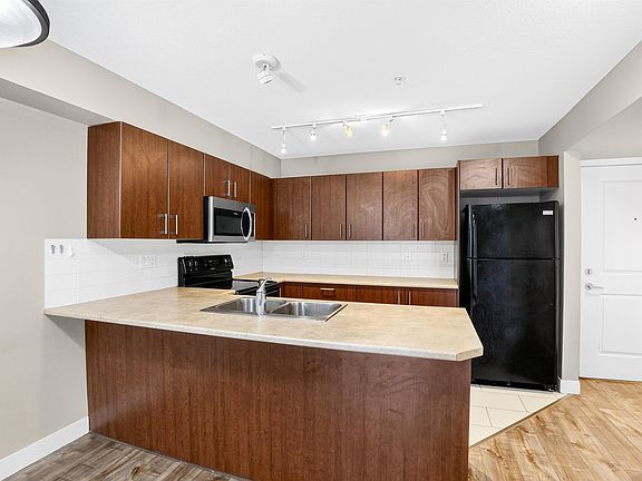 4th image of 45559 Yale Rd #201