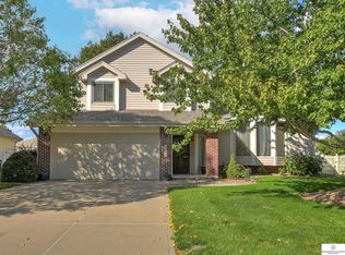2132 Franklin Dr, Papillion, NE 68133