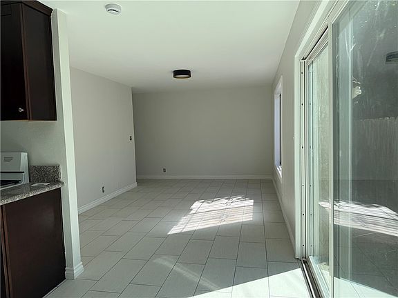 4th image of 2052 Lewis Ave