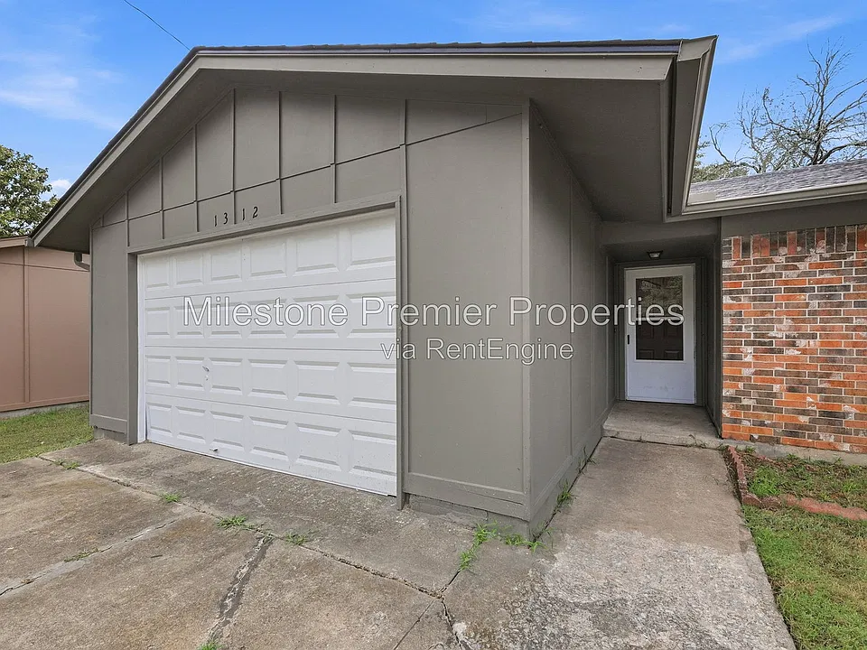1312 Churchill Way W