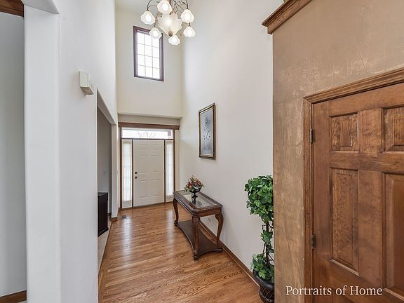 3rd image of 2577 Barrington Dr E