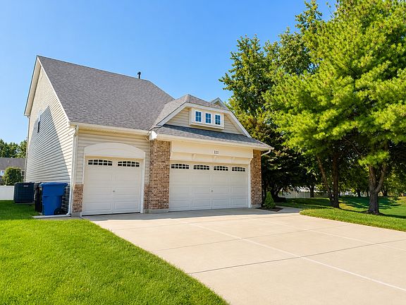 3rd image of 111 Berry Manor Cir