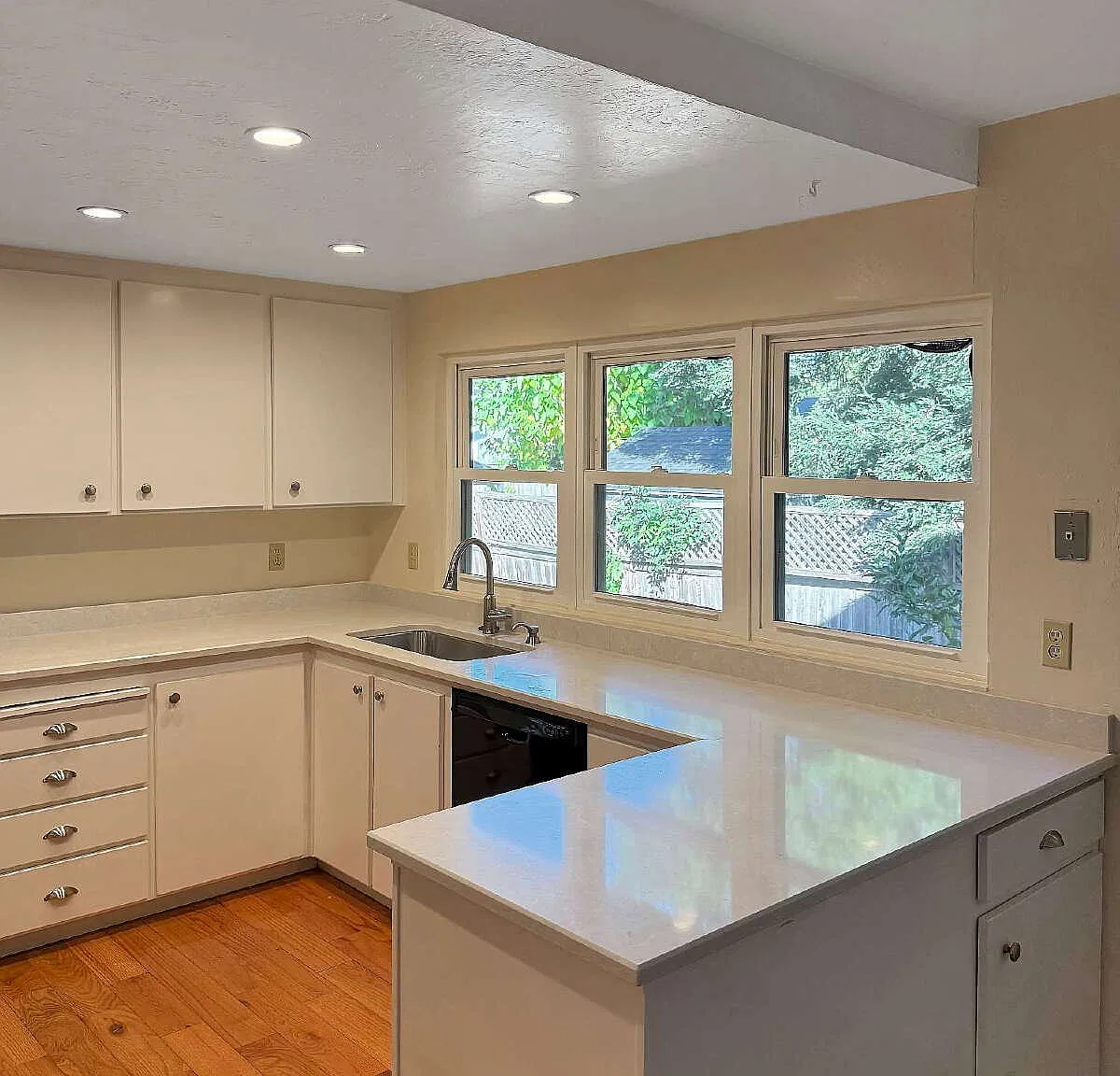 4 bed, 3.0 bath, 2202 sqft, $5,000 — Photo 2