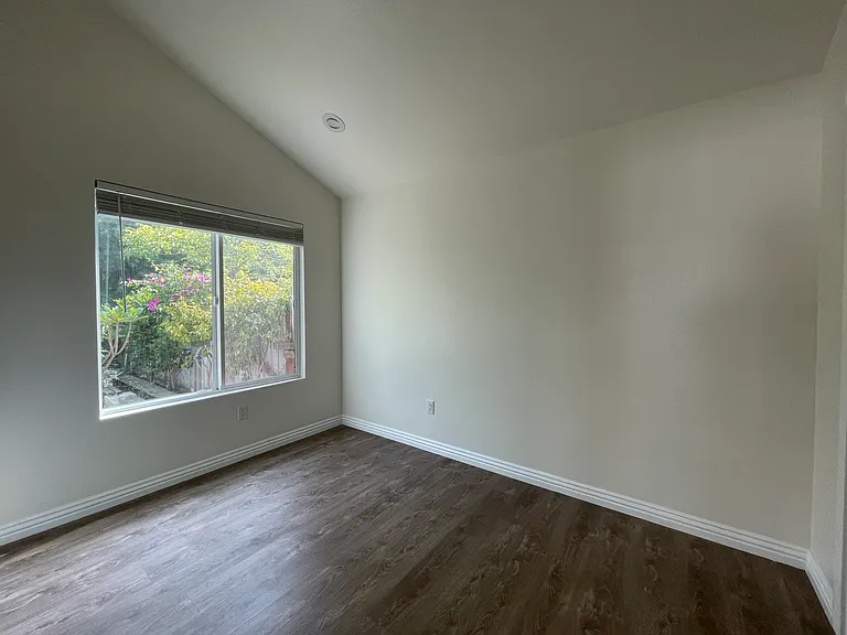 6822 1/2 N Muscatel Ave — Photo 8
