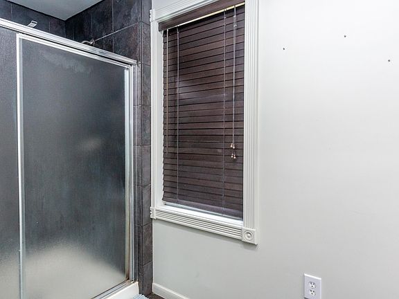 5th image of 129 N Nottawa St