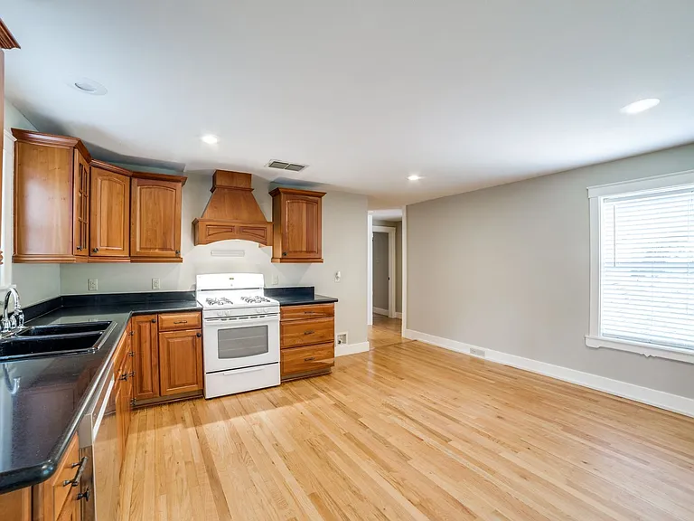 208 S Winston Ln — Photo 9