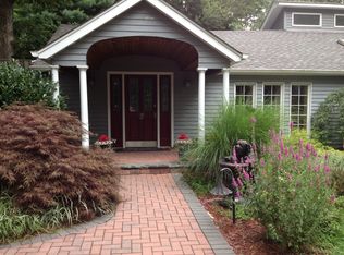 5 Central Rd, Smithtown, NY 11787