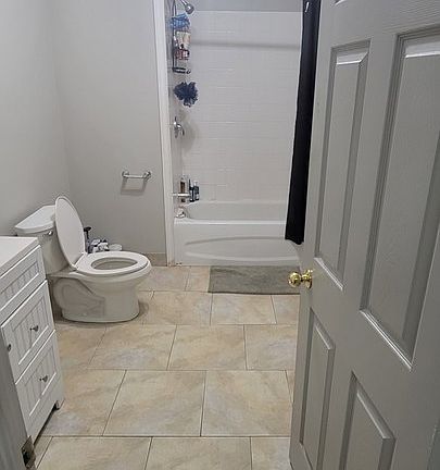 5th image of 871 Janette Ave #202