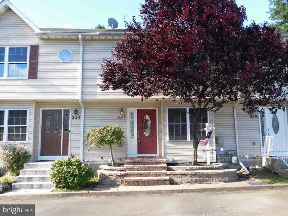 1st image of 221 Melvin Ave S