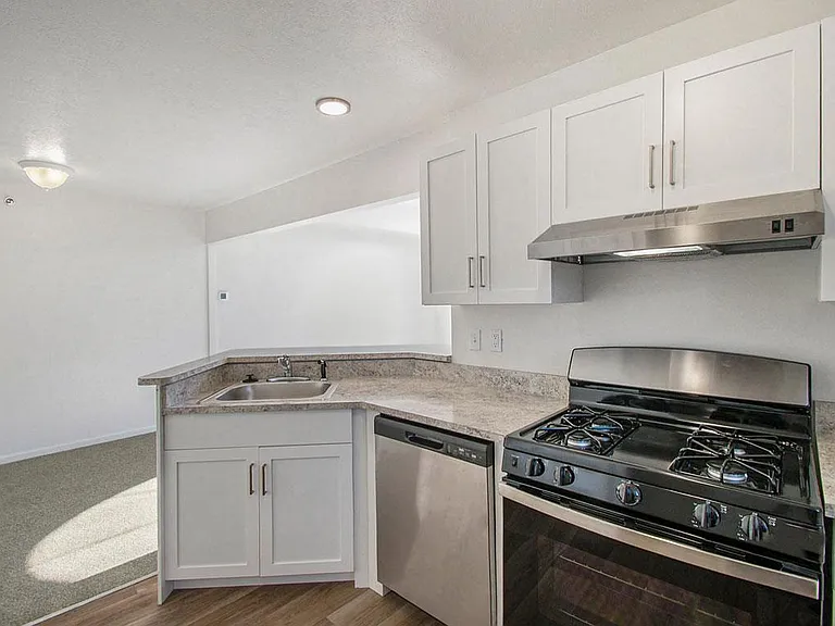 Brentwood Park Apartments — Photo 81
