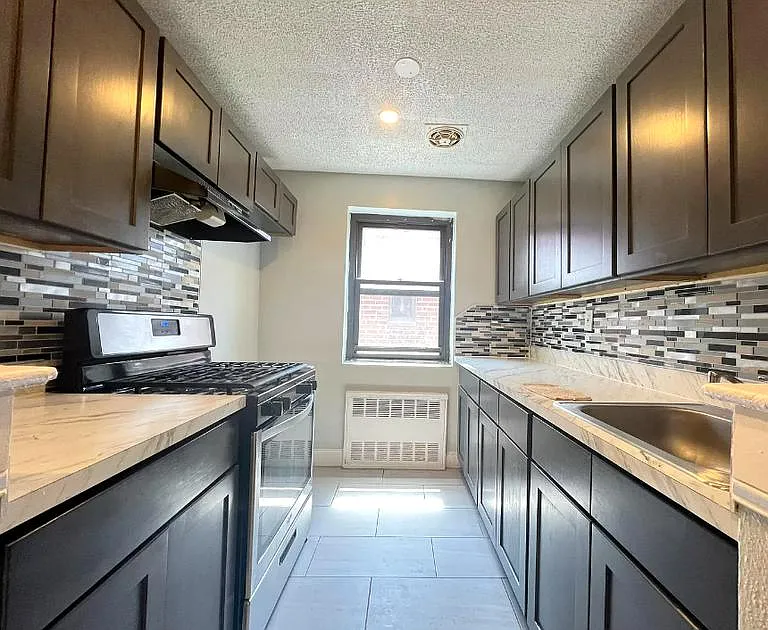 3 bed, 750 sqft, $1,895 — Photo 1