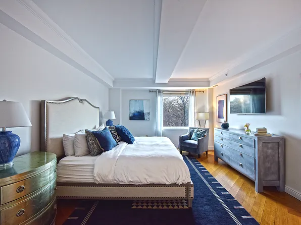 160 Central Park South image 12 of 14