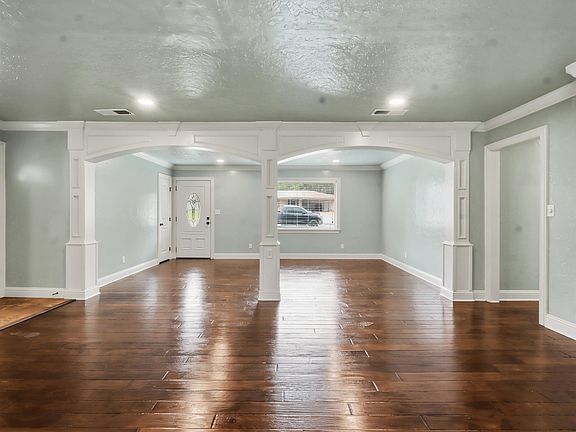 5th image of 407 E Hope Dr