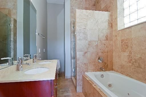 5th image of 2233 N Leavitt St #3