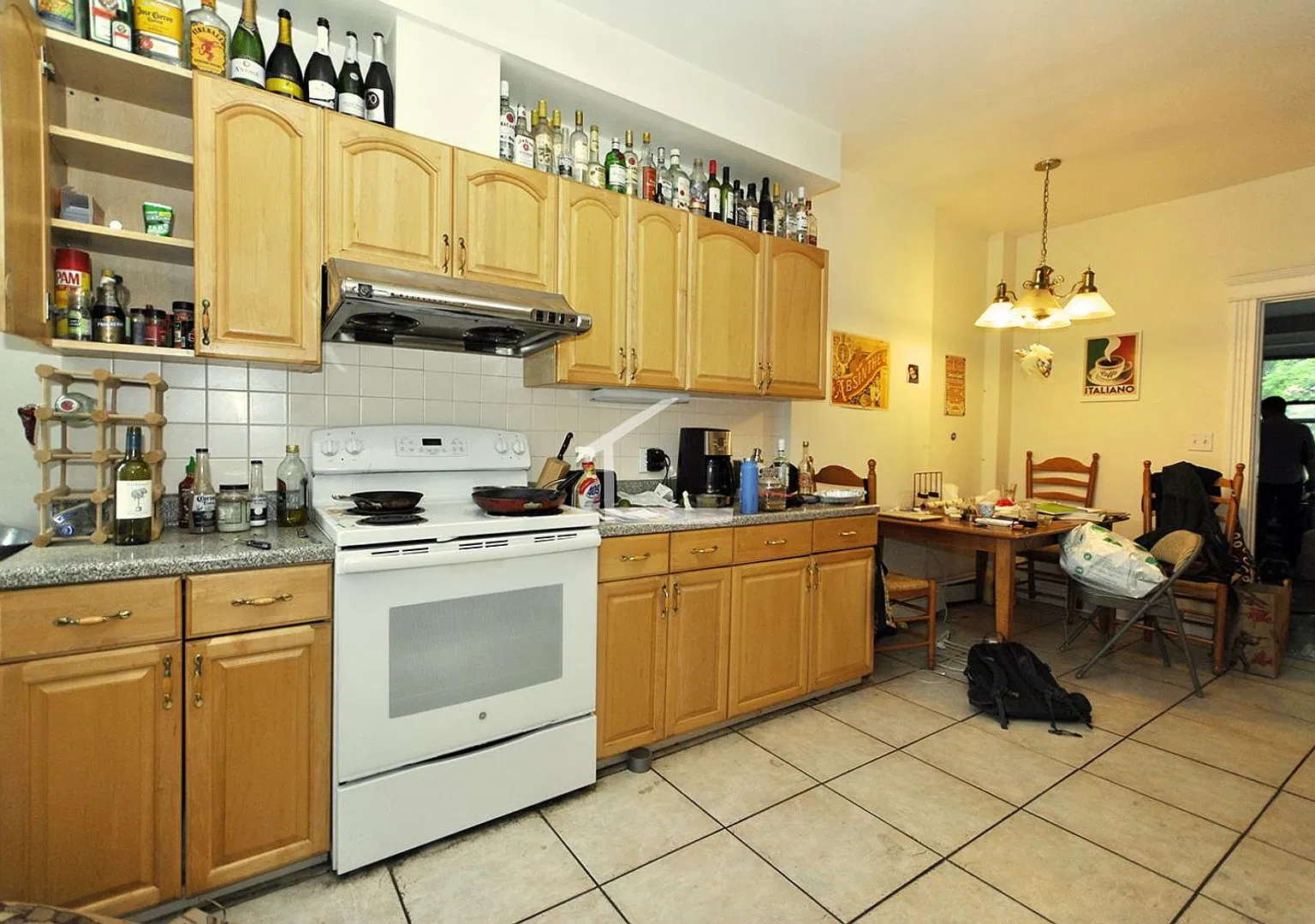 Enormous Brookline 5 bed/2 bath on St. Paul Street. Available 9/1, Students Welcome. — Photo 1