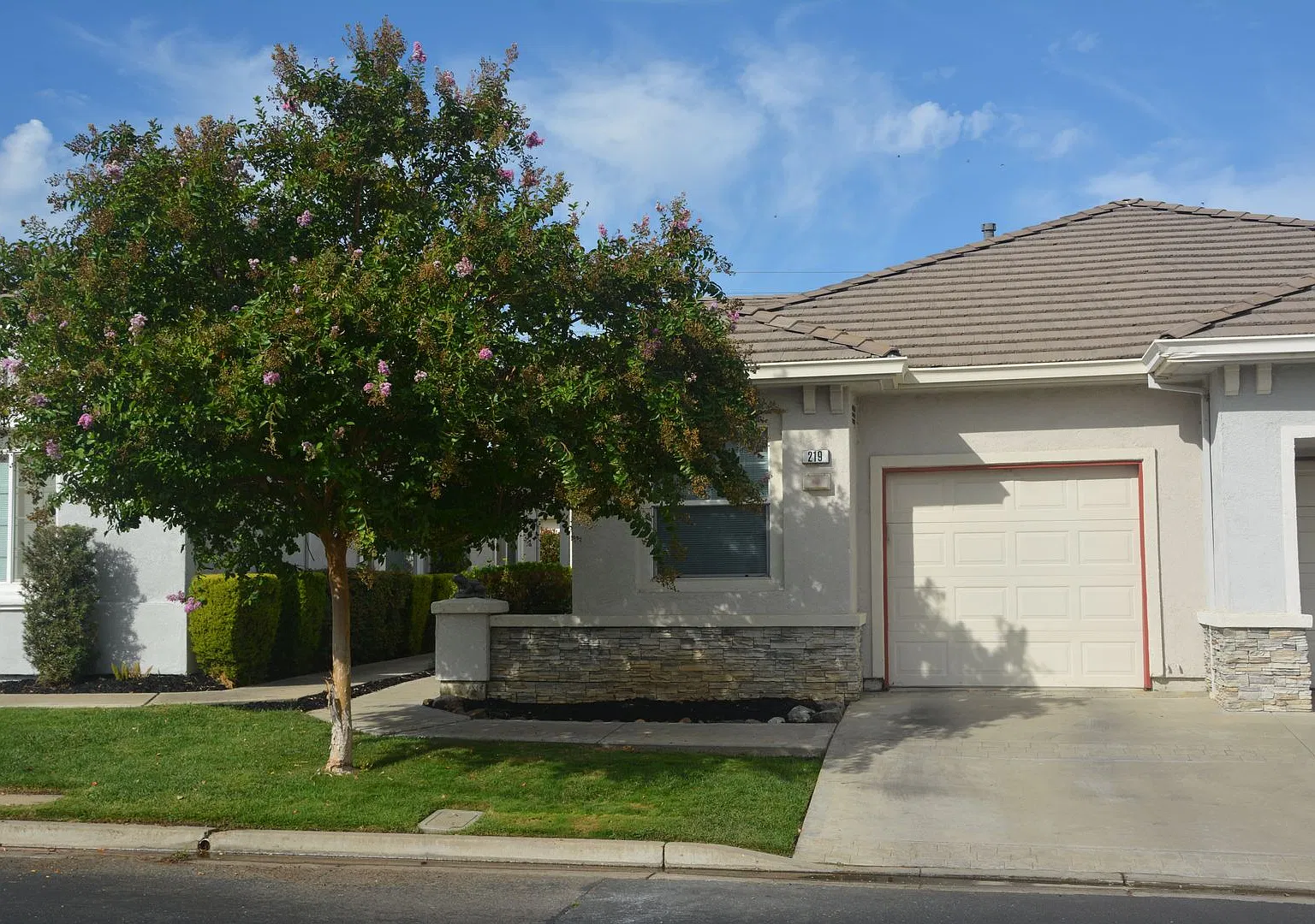 Affordable, sharp and clean 2 bedroom Summerset II beauty... — Photo 1