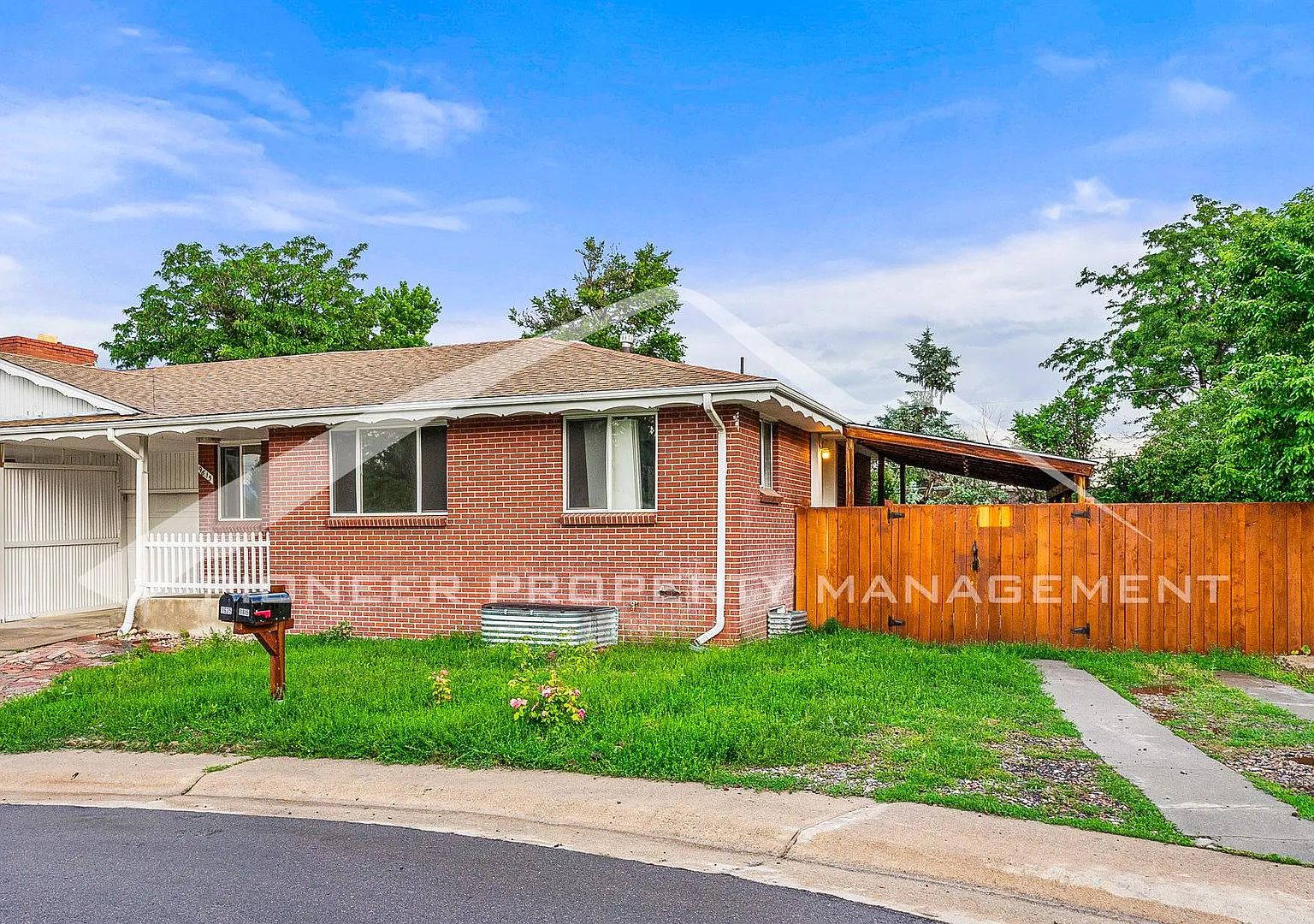 Spacious Half Duplex with 1 Car Garage and Yard — Photo 2
