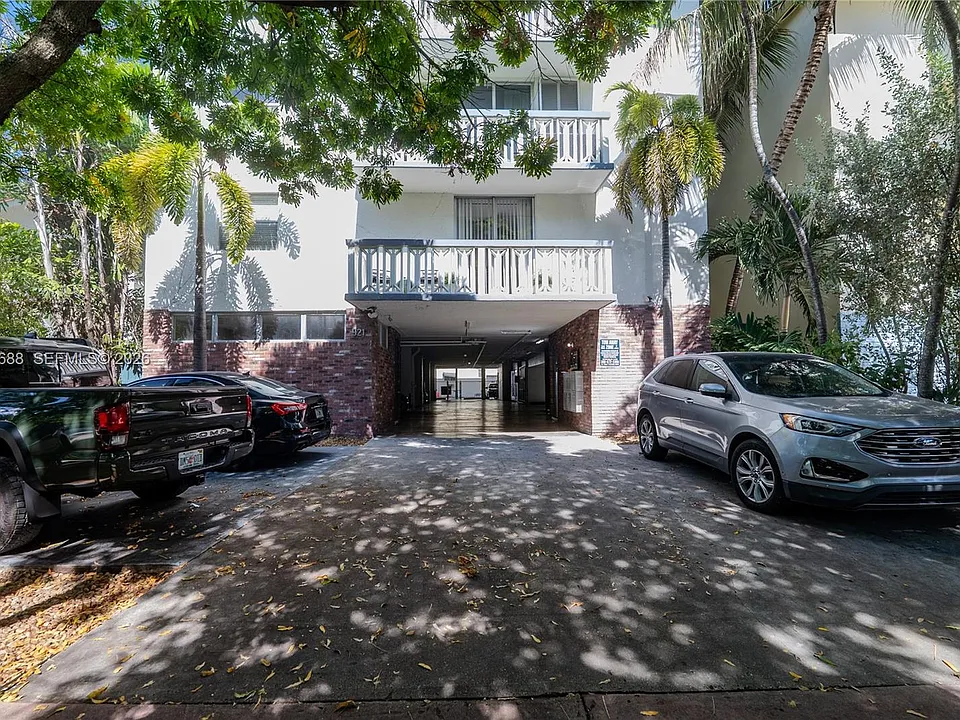 921 Jefferson Ave #3C