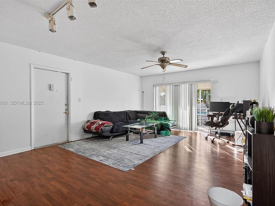 1st image of 370 E Laurel Dr APT 6E