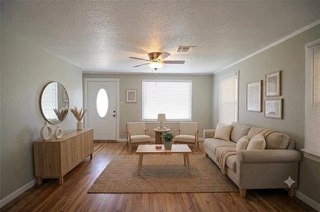 3 bed, 1.5 bath, 1800 sqft, $1,995 — Photo 2