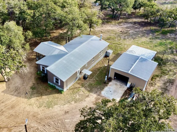 5695 County Road 434, Stockdale, TX 78160