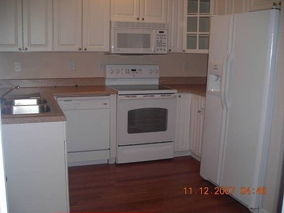 Kitchen w. Refrigerator S