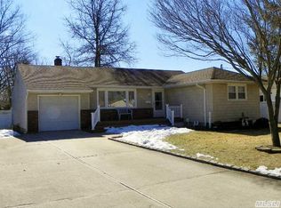 300 Manhattan Blvd, Islip Terrace, NY 11752