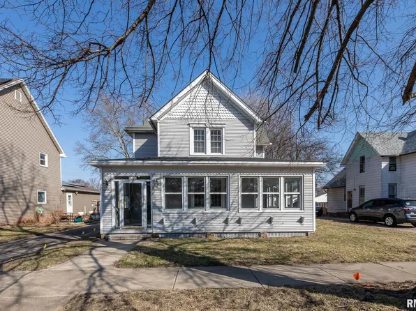 1013 Broadway St, Pekin, IL 61554