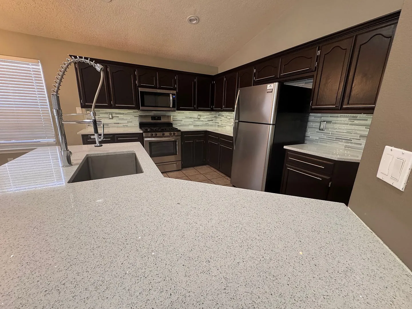 Beautiful 3 Bedroom, 2 Bathroom, 3 Car Garage — Photo 2