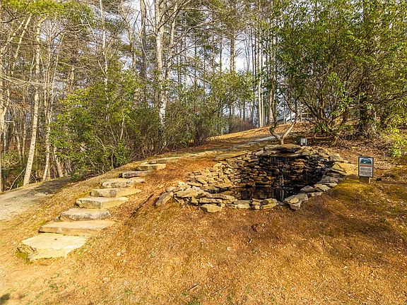 5th image of 153 Riverview Cir