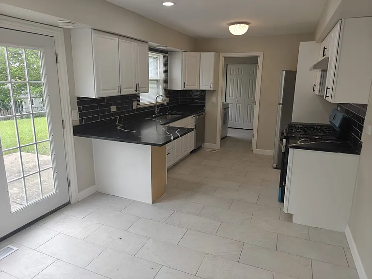2208 Kensington Dr — Photo 19