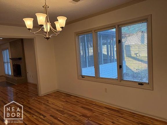 4th image of 3004 Greenbriar Dr