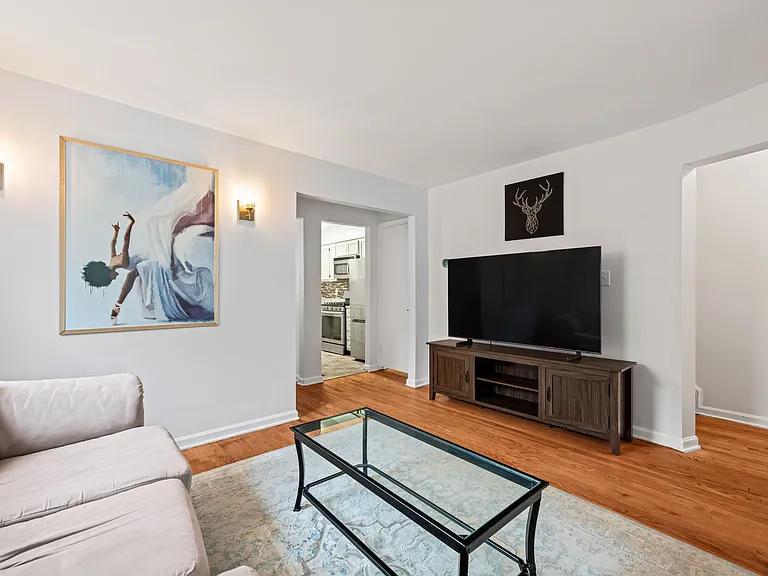139 Hawaii Ave NE — Photo 3