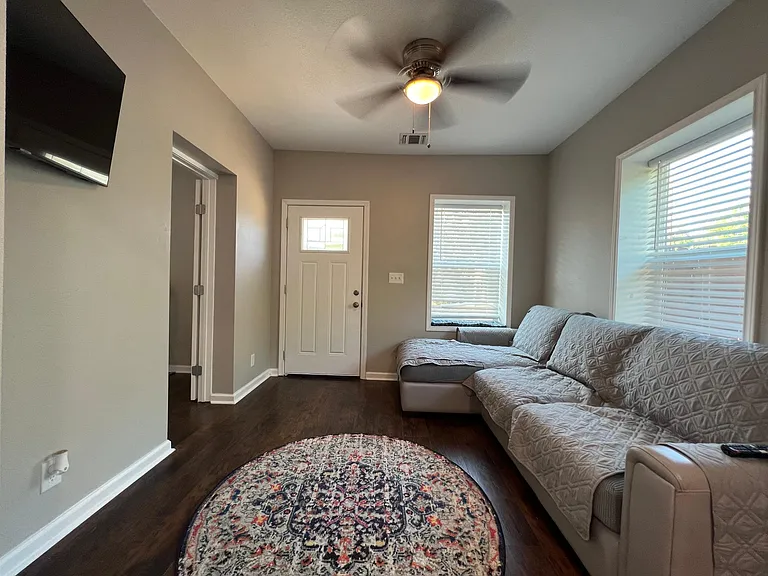 333 E Woodlawn Ave — Photo 4
