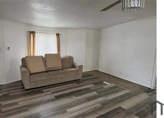 4 bed, 1300 sqft, $1,800 — Photo 2