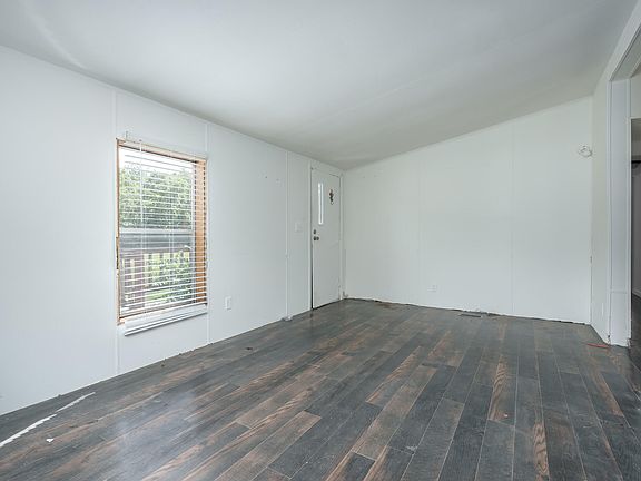 4th image of 3997 51 1/2 St