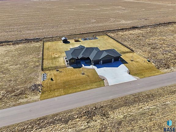 3rd image of 47967 Meadowlark St