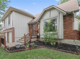 1956 E Jamestown Dr, Olathe, KS 66062