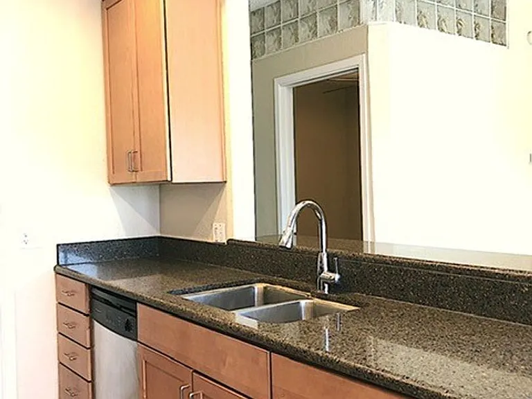 808 W 29th St #301 — Photo 15