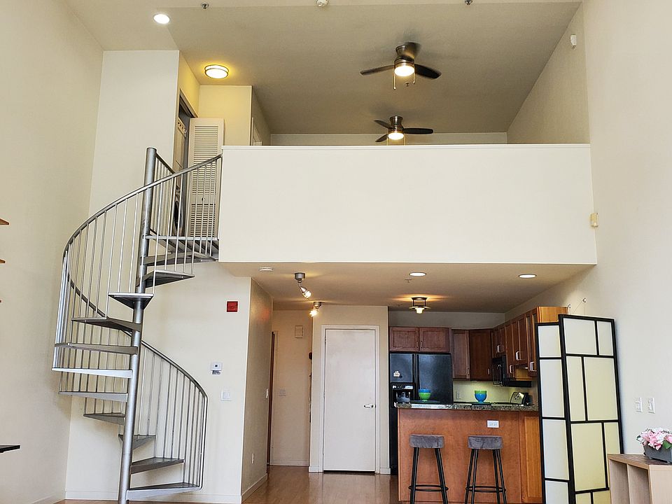 VERRY SPACIOUS 2-LEVEL LOFT