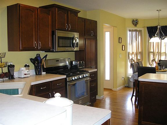 3rd image of 822 Kline St