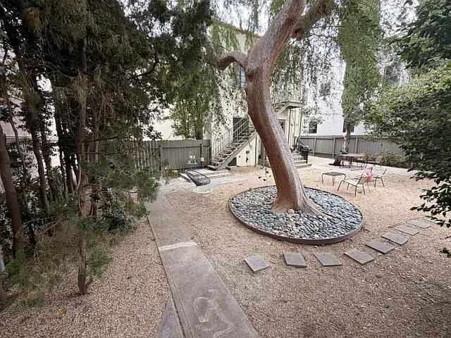 164 N Clark Dr — Photo 2