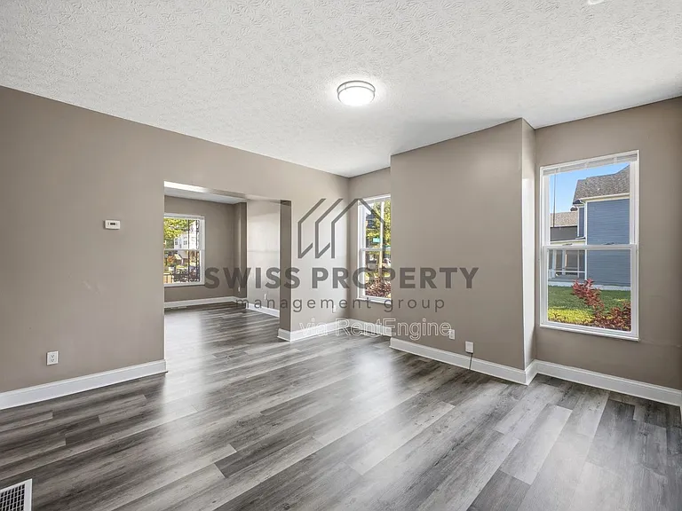 391 Saint Clair Ave — Photo 9