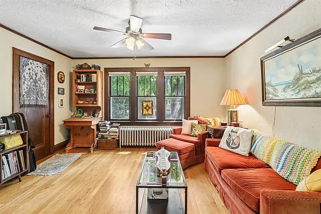 2 bed, 1.0 bath, 890 sqft, $1,550 — Photo 2