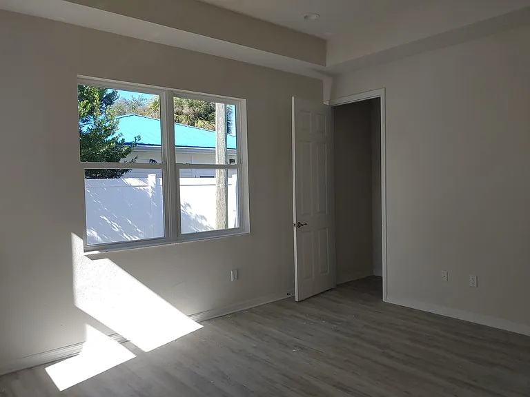 2082 Paragon Cir W — Photo 6