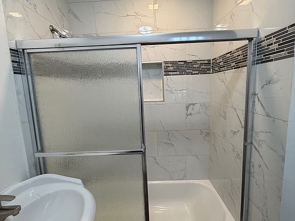 4th image of 2644 1/2 Broadway Ave
