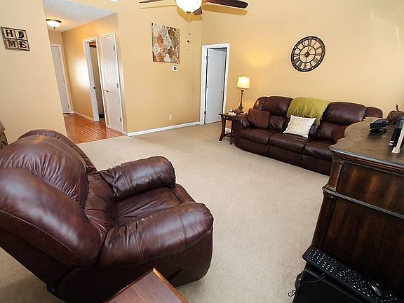 4th image of 810 Harrington Dr