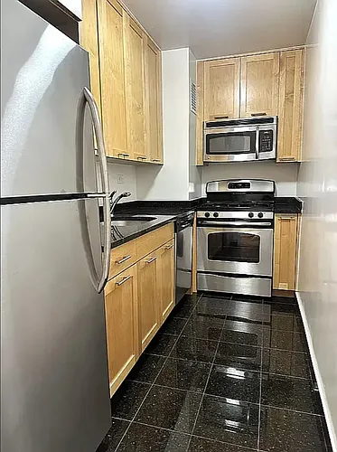 333 E 49th St Photo 1